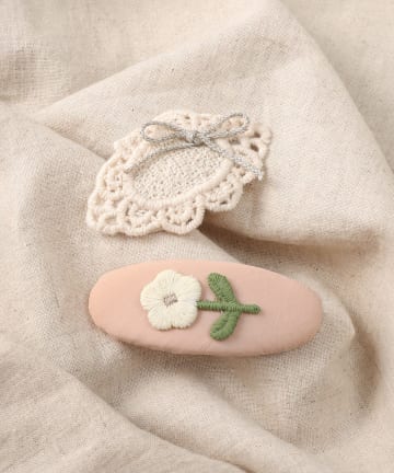 3COINS(スリーコインズ) フラワーファブリックパッチンピン2個セット／KIDS