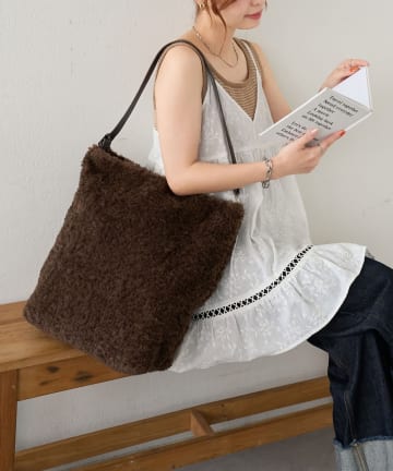 DISCOAT(ディスコート) 【大容量◎/秋冬ムード高まる♪】ボアビッグショルダーバッグ《詳細動画あり》