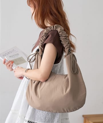 DISCOAT(ディスコート) 【A4サイズ収納可/ユニセックス】パデットナイロンショルダーバック《詳細動画あり》