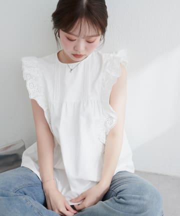 natural couture(ナチュラルクチュール) 【WEB限定】デニム刺繍フリルブラウス