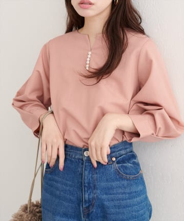 natural couture(ナチュラルクチュール) 【WEB限定】パール付きスキッパーブラウス
