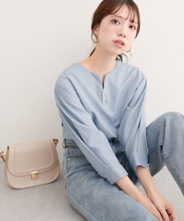 natural couture(ナチュラルクチュール) 【WEB限定】パール付きスキッパーブラウス
