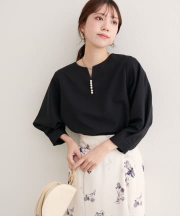 natural couture(ナチュラルクチュール) 【WEB限定】パール付きスキッパーブラウス