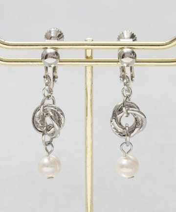 3COINS(スリーコインズ) アミラウンドパールイヤリング