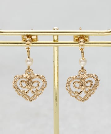 3COINS(スリーコインズ) リボンインハートピアス