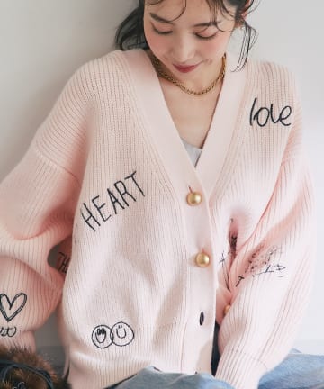 La boutique BonBon(ラブティックボンボン) 【大人の遊び心】手書き風ロゴ刺繍片畦カーディガン