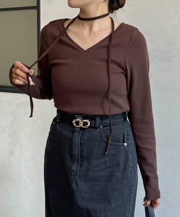 Thevon.(ゼヴォン) チョーカー付きVネックリブプルオーバー