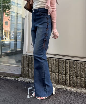 Remind me and forever(リマインドミーアンドフォーエバー) 【ガーリーに着こなせるデニム！】脇レースアップフレアパンツ