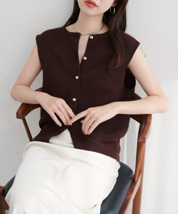 natural couture(ナチュラルクチュール) 金釦ノースリきれいめニットベスト
