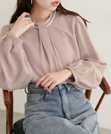 natural couture(ナチュラルクチュール) 【WEB限定】パールネックレス付きフロントタックブラウス