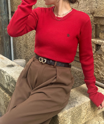 Thevon.(ゼヴォン) 袖シャーリングロゴ刺繍リブニット