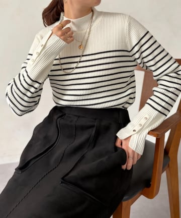 Chez toi(シェトワ) 袖口ボタンハイネックプルオーバー