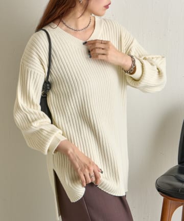 COLONY 2139(コロニー トゥーワンスリーナイン) relaxリブVネックニット