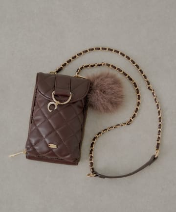 Chico(チコ) ファーチャーム付きキルティングスマホポーチ