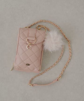 ファーチャーム付きキルティングスマホポーチ