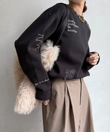 DOUDOU(ドゥドゥ) 【WEB限定】裏毛裏起毛ランダム刺繍ロゴトップス