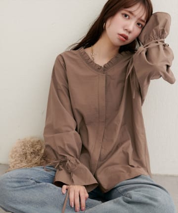 natural couture(ナチュラルクチュール) 【WEB限定】フリルVネックキャンディスリーブブラウス