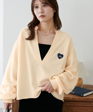 DISCOAT(ディスコート) 【抜け感スウェット/重ね着にも♪】切りっぱなしVネックワッペン裏毛プルオーバー《WEB限定》