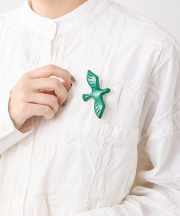 ear PAPILLONNER(イア パピヨネ) はばたく鳥ブローチ