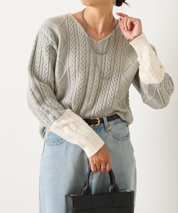 Jena　espace merveilleux(ジェナ　エスパスメルヴェイユ) 袖配色ケーブルVネックニット