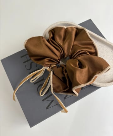 CAPRICIEUX LE'MAGE(カプリシュレマージュ) 〈GOLDY/ゴールディ〉バイカラーサテンシュシュ