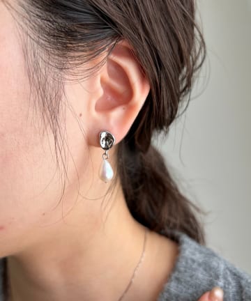 〈GOLDY/ゴールディ〉ドロップパールピアス