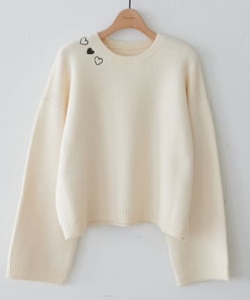 DISCOAT(ディスコート) 【WEB限定】首元ハート刺繍ニット