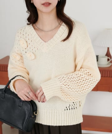 DISCOAT(ディスコート) フラワーモチーフ付きプルオーバー