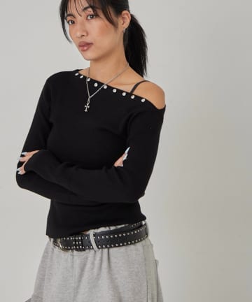 WHO’S WHO gallery(フーズフーギャラリー) スタッズワンオフショルニット