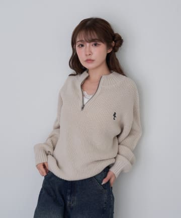 RAY CASSIN(レイカズン) スタンド胸刺繍ニット