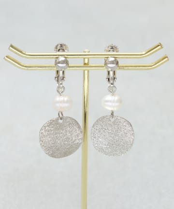 3COINS(スリーコインズ) ガラスパールメタルイヤリング