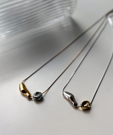 Chez toi(シェトワ) 変形ぷっくり大小プレートネックレス