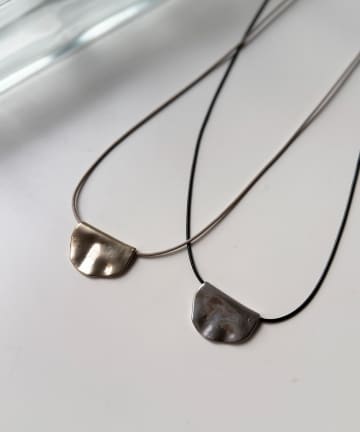 Chez toi(シェトワ) 半月プレートネックレス