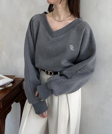 Thevon.(ゼヴォン) Vネック刺繍ロゴ裏起毛プルオーバー