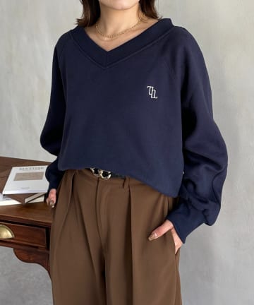 Thevon.(ゼヴォン) Vネック刺繍ロゴ裏起毛プルオーバー