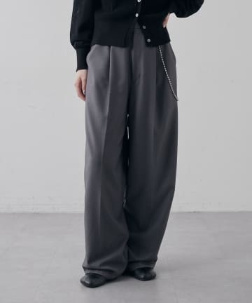 後ろ切替チェーン付きスラックスパンツ