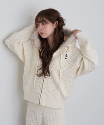 RAY CASSIN(レイカズン) ファー付ケーブル胸刺繍パーカー