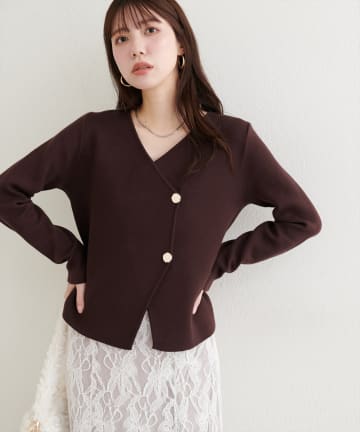 natural couture(ナチュラルクチュール) 【WEB限定】ゴールド釦Vネックプルオーバー