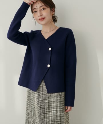 natural couture(ナチュラルクチュール) 【WEB限定】ゴールド釦Vネックプルオーバー