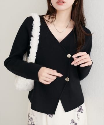 natural couture(ナチュラルクチュール) 【WEB限定】ゴールド釦Vネックプルオーバー