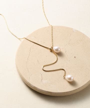 COLONY 2139(コロニー トゥーワンスリーナイン) パールYシルエットネックレス