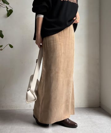 サテンストレートスカート