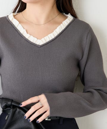 COLLAGE GALLARDAGALANTE(コラージュ ガリャルダガランテ) 【デコルテが綺麗に見える】フリルリブニット