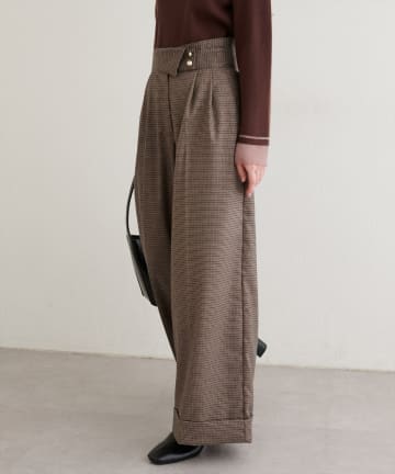 フロントターンバックタックパンツ