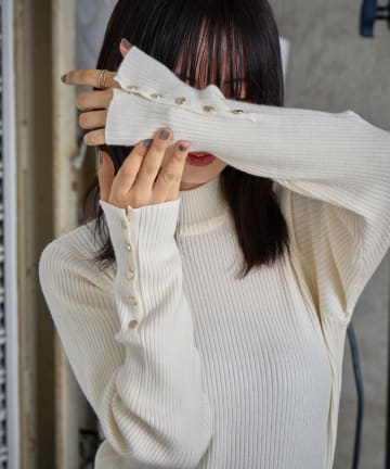 -goocy-(グーシー) 袖口ボタンタートルリブニット