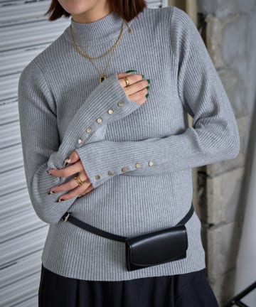 -goocy-(グーシー) 【シンプルで合わせやすい/インナーにも◎】袖口ボタンタートルリブニット