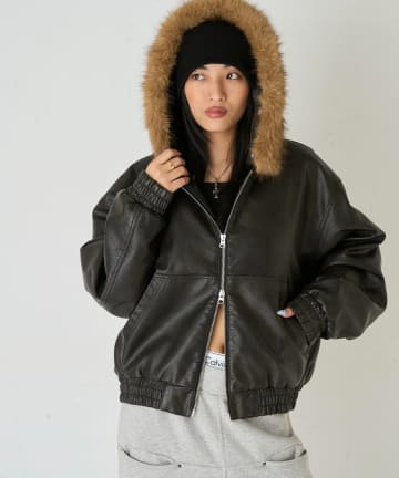 WHO’S WHO gallery(フーズフーギャラリー) 【2way/ファー取り外し可能】ヴィンテージライクレザーファーフードブルゾン