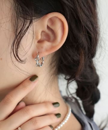 FREDY & GLOSTER(フレディ アンド グロスター) バックルモチーフフープピアス