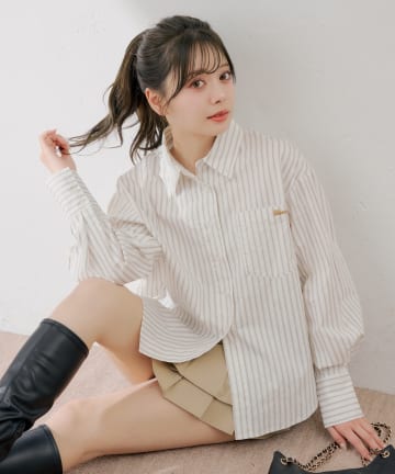 Chico(チコ) ブローチ付きストライプルーズシャツ