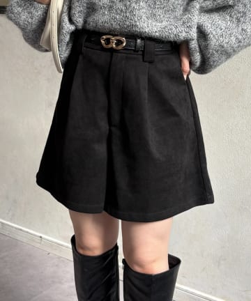 Thevon.(ゼヴォン) Fスエードタックハーフパンツ